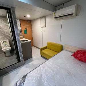 铜锣湾轩尼诗道海外大厦4楼B2室studio，有独卫，步行1分进铜锣湾站，楼下就有巴士大站，演艺学院2站可达，港大6站直通