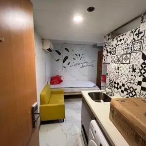 铜锣湾轩尼诗道海外大厦4楼B2室studio，有独卫，步行1分进铜锣湾站，楼下就有巴士大站，演艺学院2站可达，港大6站直通