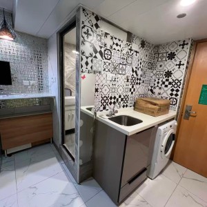 铜锣湾轩尼诗道海外大厦4楼B2室studio，有独卫，步行1分进铜锣湾站，楼下就有巴士大站，演艺学院2站可达，港大6站直通