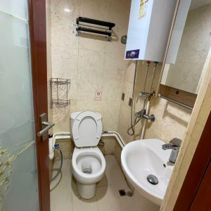尖沙咀弥敦道金冠大厦8楼C室9号房独卫单间-步行50米即到尖沙咀地铁口，理工乘巴士10分钟即达，城大步行+港铁25分，都会大学巴士24分