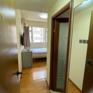 尖沙咀弥敦道金冠大厦8楼C室9号房独卫单间-步行50米即到尖沙咀地铁口，理工乘巴士10分钟即达，城大步行+港铁25分，都会大学巴士24分