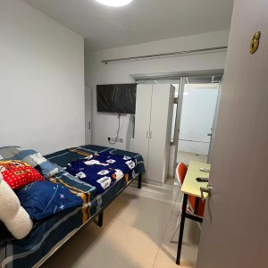 港岛皇后大道西再发大厦B室，一室空间带封闭露台，港铁港大站步行3分，港大步行5分，家具家电齐全