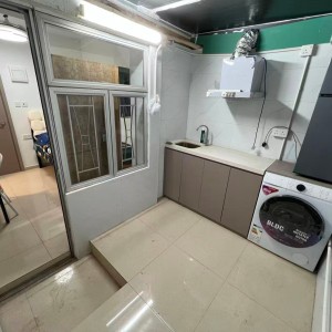 港岛皇后大道西再发大厦B室，一室空间带封闭露台，港铁港大站步行3分，港大步行5分，家具家电齐全