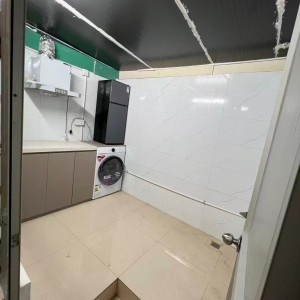 港岛皇后大道西再发大厦B室，一室空间带封闭露台，港铁港大站步行3分，港大步行5分，家具家电齐全
