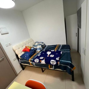港岛皇后大道西再发大厦B室，一室空间带封闭露台，港铁港大站步行3分，港大步行5分，家具家电齐全