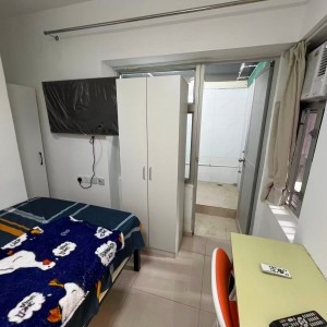 港岛皇后大道西再发大厦B室，一室空间带封闭露台，港铁港大站步行3分，港大步行5分，家具家电齐全