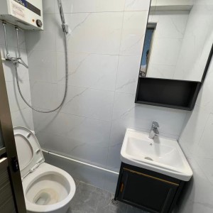 港岛皇后大道西再发大厦B室，一室空间带封闭露台，港铁港大站步行3分，港大步行5分，家具家电齐全