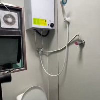港岛皇后大道西精装独卫4号房studio，纯步行15分钟至港大，步行四分钟到西营盘地铁口，10分钟通勤港大