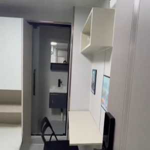 港岛皇后大道西精装独卫4号房studio，纯步行15分钟至港大，步行四分钟到西营盘地铁口，10分钟通勤港大