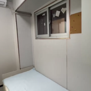 港岛皇后大道西精装独卫3号房studio，纯步行15分钟至港大，步行四分钟到西营盘地铁口，10分钟通勤港大