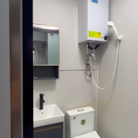 港岛皇后大道西精装独卫3号房studio，纯步行15分钟至港大，步行四分钟到西营盘地铁口，10分钟通勤港大
