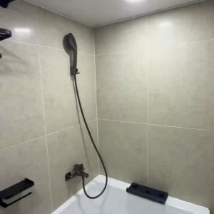 弥敦道喜利大厦C房studio，尖沙咀C2出口20米，尖东站6分，理工步行12分，快速通勤好选择