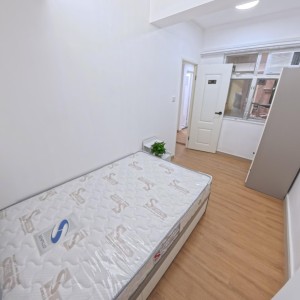 湾仔骆克道单人间C房，精装三室一厅套房，地铁15分钟直达港大，步行1分钟到铜锣湾地铁站，叮叮车多条巴士下楼即达
