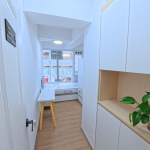 湾仔骆克道单人间A房，精装三室一厅套房，地铁15分钟直达港大，步行1分钟到铜锣湾地铁站，叮叮车多条巴士下楼即达