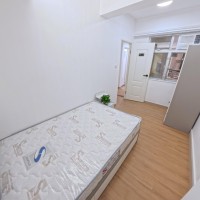 湾仔骆克道单人间C房，精装三室一厅套房，地铁15分钟直达港大，步行1分钟到铜锣湾地铁站，叮叮车多条巴士下楼即达