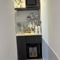 港岛中环机利文街studio5号房，整层独卫单间带管家式服务，步行1分进中环站，港大通勤3站，演艺学院通勤1站，提供全套床品日用品拎包入住