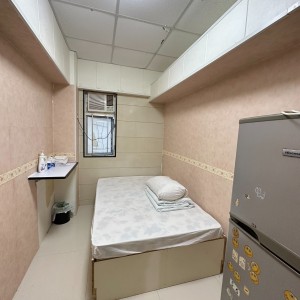 旺角西洋菜街58号studio独卫单间，旺角站步行2分，荃湾线+观塘线换乘站，城大浸会通勤10分，理工通勤15分，出行方便