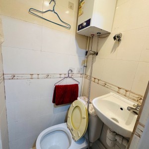 旺角西洋菜街58号studio独卫单间，旺角站步行2分，荃湾线+观塘线换乘站，城大浸会通勤10分，理工通勤15分，出行方便