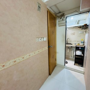 旺角西洋菜街58号studio独卫单间，旺角站步行2分，荃湾线+观塘线换乘站，城大浸会通勤10分，理工通勤15分，出行方便