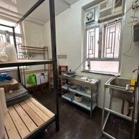 港岛铜锣湾骆克道518号男生公寓14人间，剩余8窗位，公用1厨房2卫浴，步行1分钟至铜锣湾站
