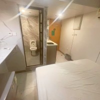 铜锣湾轩尼诗道海外大厦4楼B2室studio，有独卫，步行1分进铜锣湾站，楼下就有巴士大站，演艺学院2站可达，港大6站直通