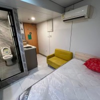 铜锣湾轩尼诗道海外大厦4楼B2室studio，有独卫，步行1分进铜锣湾站，楼下就有巴士大站，演艺学院2站可达，港大6站直通