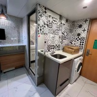 铜锣湾轩尼诗道海外大厦4楼B2室studio，有独卫，步行1分进铜锣湾站，楼下就有巴士大站，演艺学院2站可达，港大6站直通