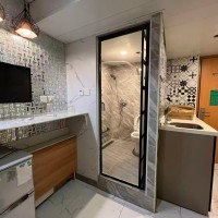 铜锣湾轩尼诗道海外大厦4楼B2室studio，有独卫，步行1分进铜锣湾站，楼下就有巴士大站，演艺学院2站可达，港大6站直通