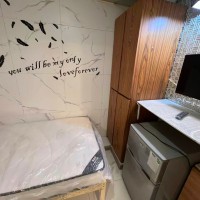 铜锣湾轩尼诗道海外大厦4楼B2室studio，有独卫，步行1分进铜锣湾站，楼下就有巴士大站，演艺学院2站可达，港大6站直通