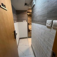 铜锣湾轩尼诗道海外大厦4楼B3室studio,带干湿分离卫浴，步行1分进铜锣湾站，楼下就有巴士大站，演艺学院2站可达，港大6站直通