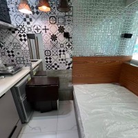 铜锣湾轩尼诗道海外大厦4楼B4室studio，带独卫，步行1分进铜锣湾站，楼下就有巴士大站，演艺学院2站可达，港大6站直通
