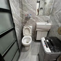 铜锣湾轩尼诗道海外大厦4楼B4室studio，带独卫，步行1分进铜锣湾站，楼下就有巴士大站，演艺学院2站可达，港大6站直通