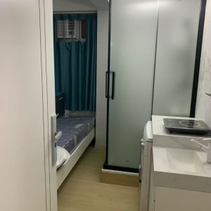 湾仔CBD核心露台套房studioE室，湾仔站步行2分钟，港大理大城大浸会10分钟直达，全新装修带独立露台