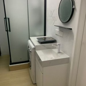 湾仔CBD核心露台套房studioE室，湾仔站步行2分钟，港大理大城大浸会10分钟直达，全新装修带独立露台