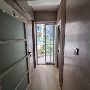 湾仔CBD核心露台套房studioE室，湾仔站步行2分钟，港大理大城大浸会10分钟直达，全新装修带独立露台