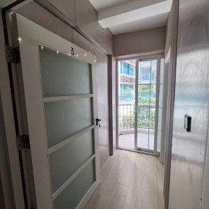 湾仔CBD核心露台套房studioE室，湾仔站步行2分钟，港大理大城大浸会10分钟直达，全新装修带独立露台