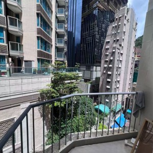 湾仔CBD核心露台套房studioE室，湾仔站步行2分钟，港大理大城大浸会10分钟直达，全新装修带独立露台